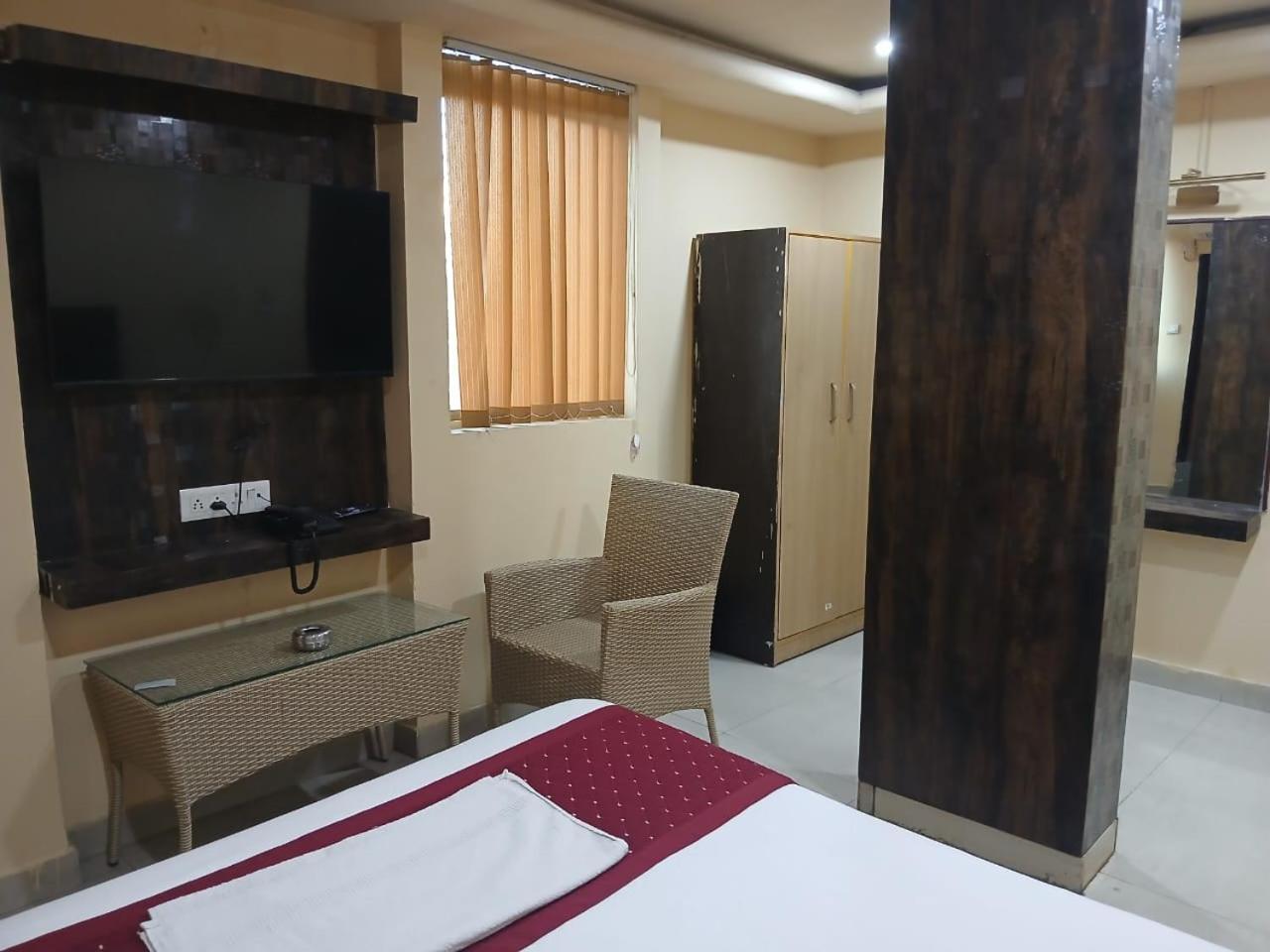 Blossoms Room Holiday Inn- Lakdikapul Hyderabad Exteriör bild