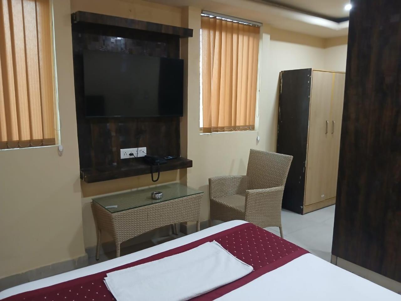 Blossoms Room Holiday Inn- Lakdikapul Hyderabad Exteriör bild
