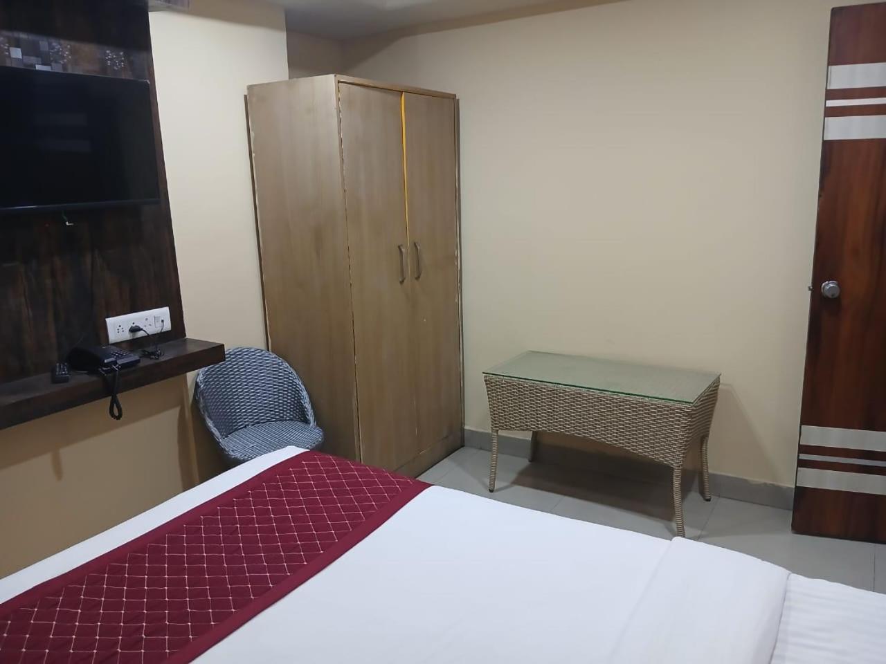 Blossoms Room Holiday Inn- Lakdikapul Hyderabad Exteriör bild