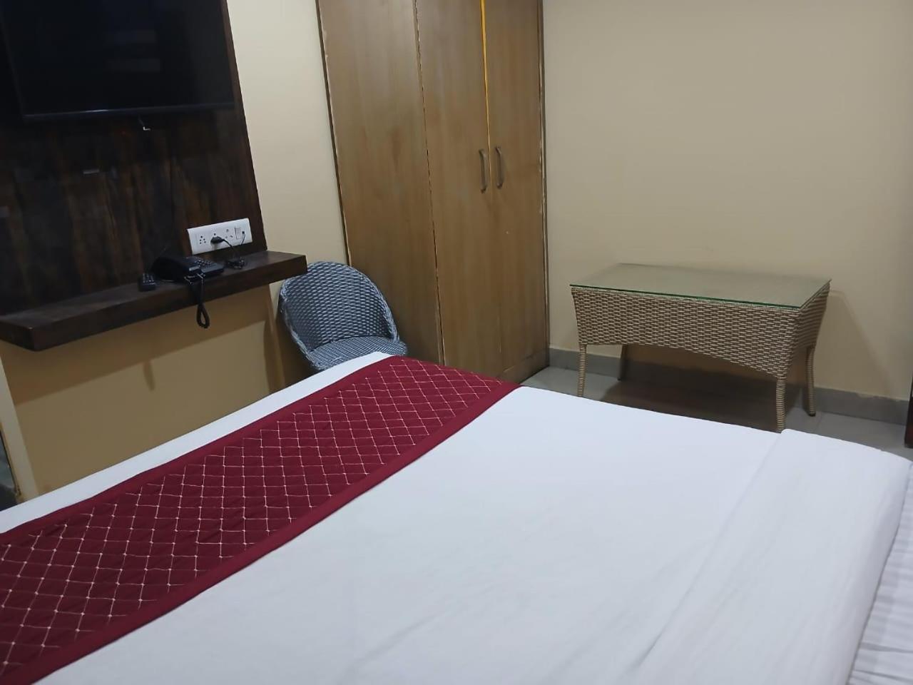 Blossoms Room Holiday Inn- Lakdikapul Hyderabad Exteriör bild