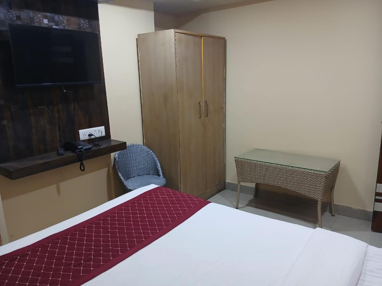Blossoms Room Holiday Inn- Lakdikapul Hyderabad Exteriör bild