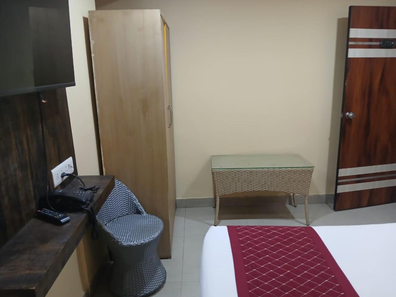 Blossoms Room Holiday Inn- Lakdikapul Hyderabad Exteriör bild