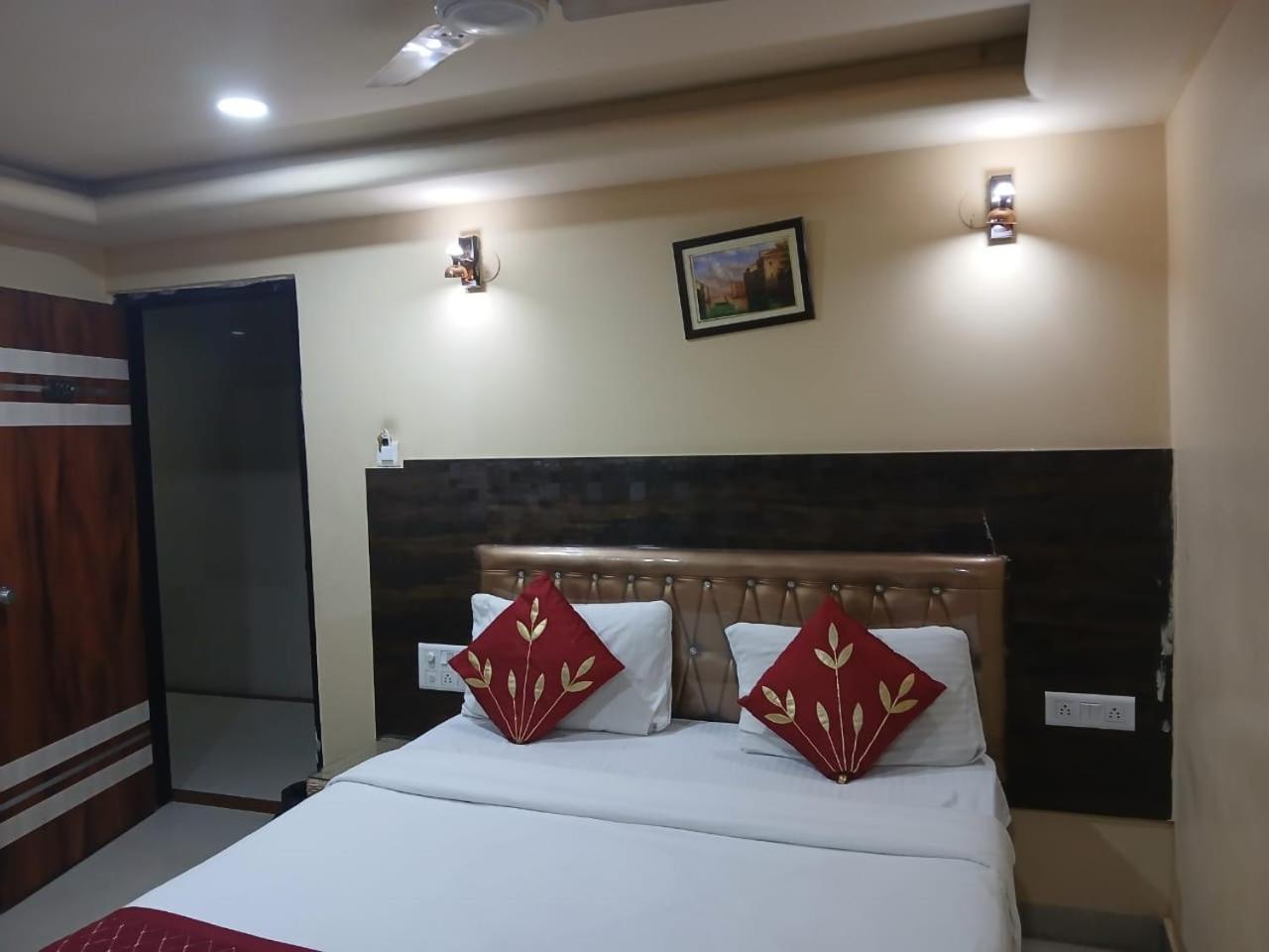 Blossoms Room Holiday Inn- Lakdikapul Hyderabad Exteriör bild