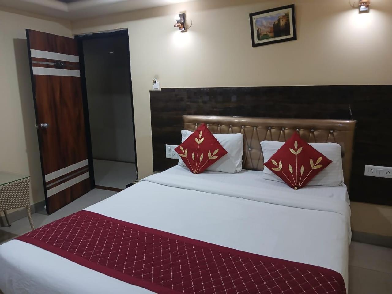 Blossoms Room Holiday Inn- Lakdikapul Hyderabad Exteriör bild