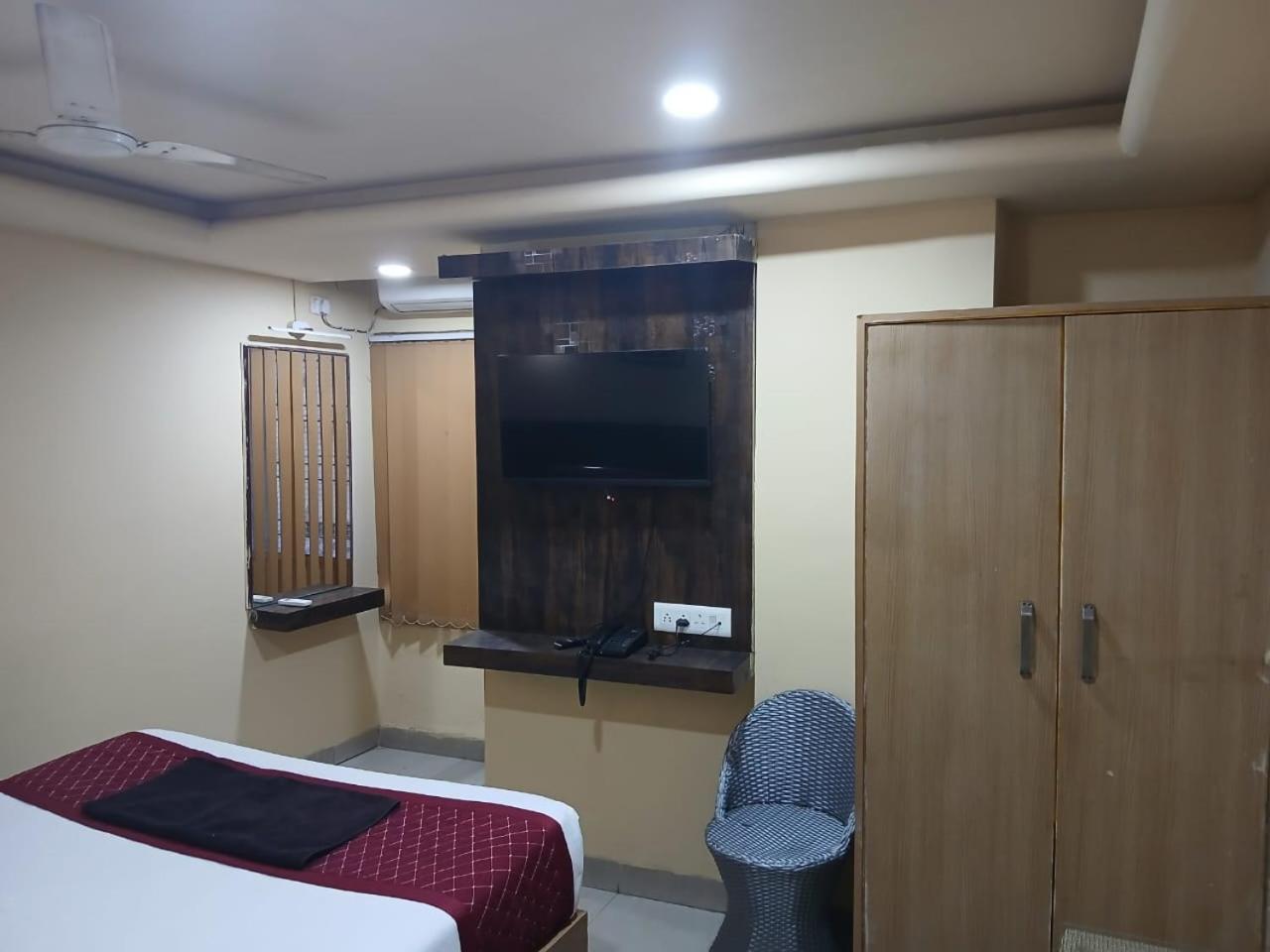 Blossoms Room Holiday Inn- Lakdikapul Hyderabad Exteriör bild